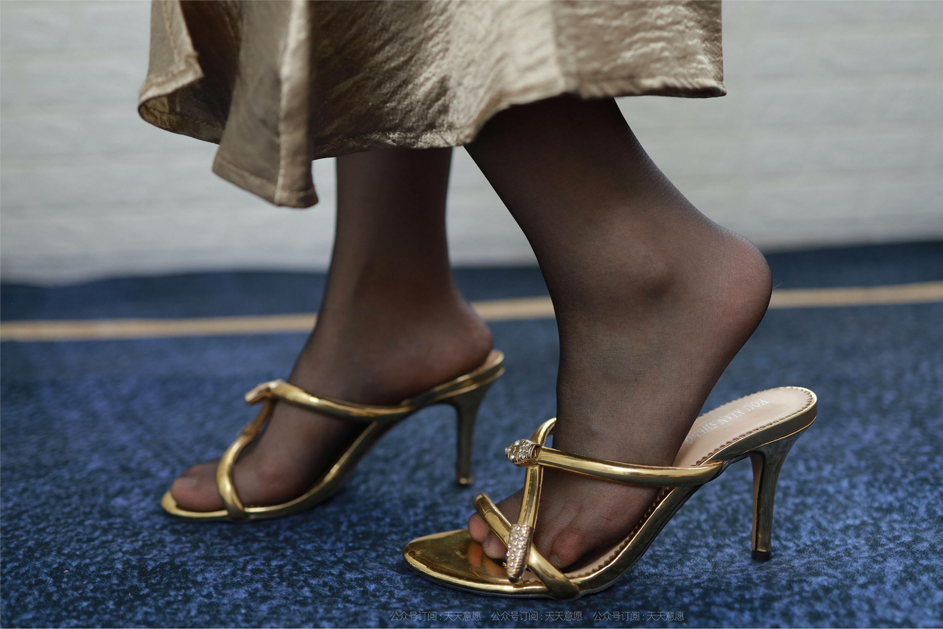 IESS异思趣向  2021.08.31 丝享家905：小婕《金色吊带裙》